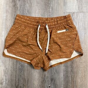 Vuori Women’s Clementine Turmeric Arrows Print Lined Shorts-size S *NEW w/o tags